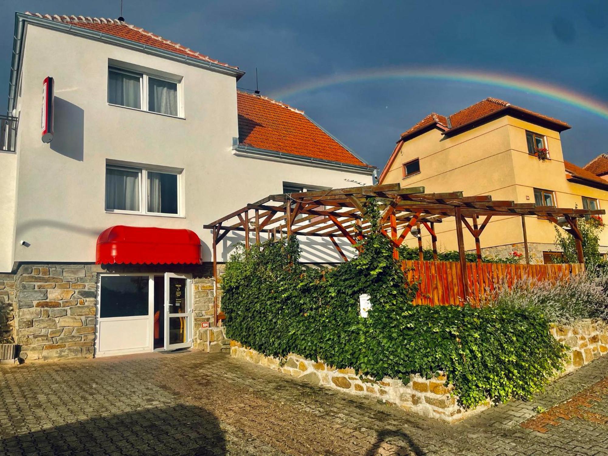 Hotel Penzion Fontána Náměšť nad Oslavou Exterior foto
